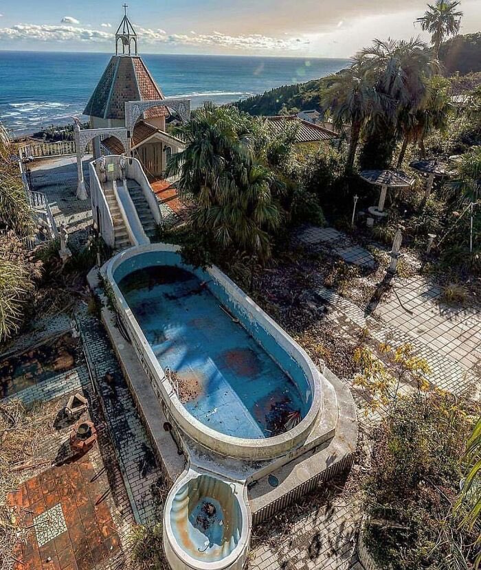 abandonedspaces's tweet image. It’s the weekend, you should get away…