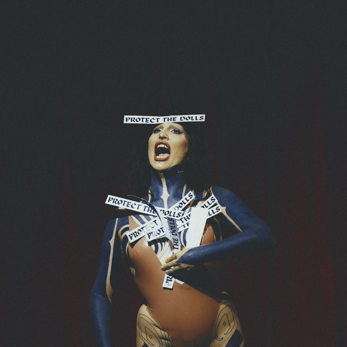 Protect the doll. Photoreportage au cabaret de Mona la Doll 📸