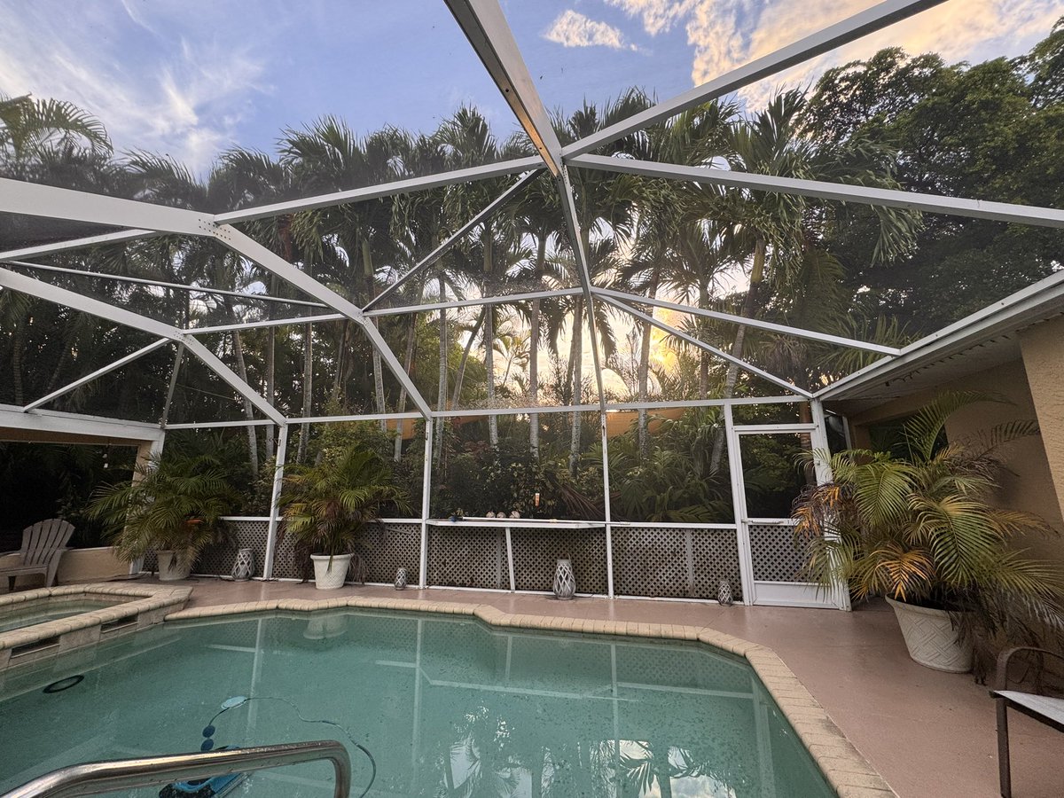 TheMikeHenning's tweet image. Good Saturday morning, everyone. Had some overnight rain and the sun is breaking through for another perfect day in Southwest Florida..
Lily is still sleeping on our bed so I might have to go wake her up. Make it a great day, you can do anything! #Mikemode @honeymoon250