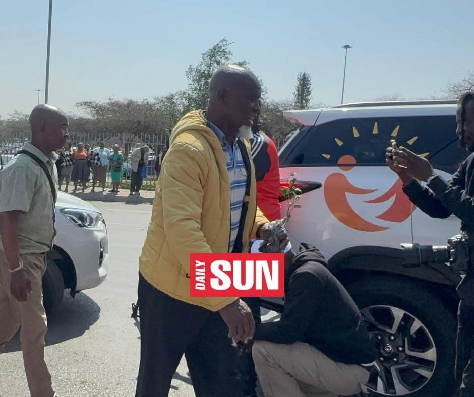 Blessin43264815's tweet photo. Guard of honor for the deceased Uber Driver. Family came to maponya to fetch his spirit😭💔🥺 lala Ngoxolo Mfo

#ehailingdriver #funeral #brutallykilled #uberdriver 

Thats how it is done even if the person died in Eastern Cape staying in Musina. His or her spirit must be fetched https://t.co/wILvq3xIkd