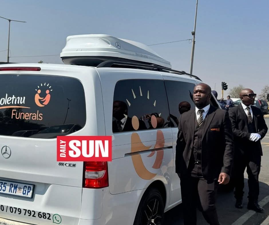 Blessin43264815's tweet photo. Guard of honor for the deceased Uber Driver. Family came to maponya to fetch his spirit😭💔🥺 lala Ngoxolo Mfo

#ehailingdriver #funeral #brutallykilled #uberdriver 

Thats how it is done even if the person died in Eastern Cape staying in Musina. His or her spirit must be fetched https://t.co/wILvq3xIkd