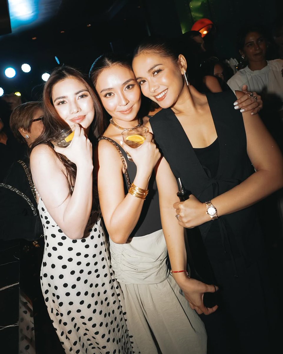 Ohhhh. Jane with Kathryn and Maja.