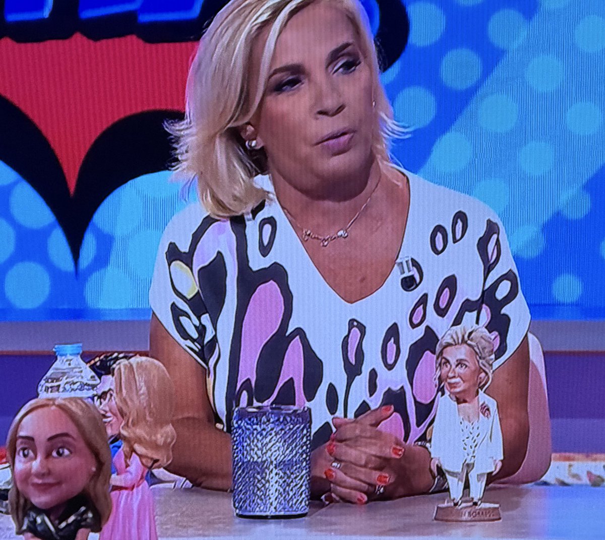 lostboy7808's tweet photo. El nuevo programa de T5 no tiene ni una pizca de objetividad! Carmen Borrego repite que lo ha vivido en primera persona y las arpías de turno quitándole la razón como si hubieran dormido bajo el colchón de RC. Alucinante! #APOYOROCIO5S #MareaFucsia #ADMALTRATADOR #DeViernes https://t.co/gzCRTvuD2o
