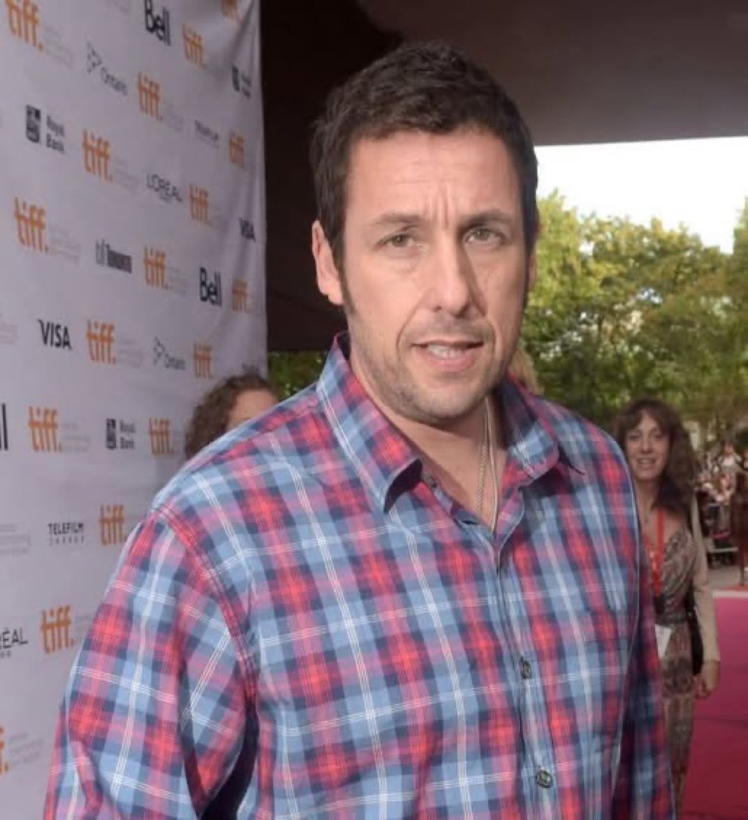 Adam Sandler:
“Siempre voy a estar del lado de Israel. No soporto a la gente que critica a Israel sin ponerse en sus zapatos. Odio las mentiras que difunden y su falta de conocimiento. Estoy orgulloso de apoyar a los israelíes”.