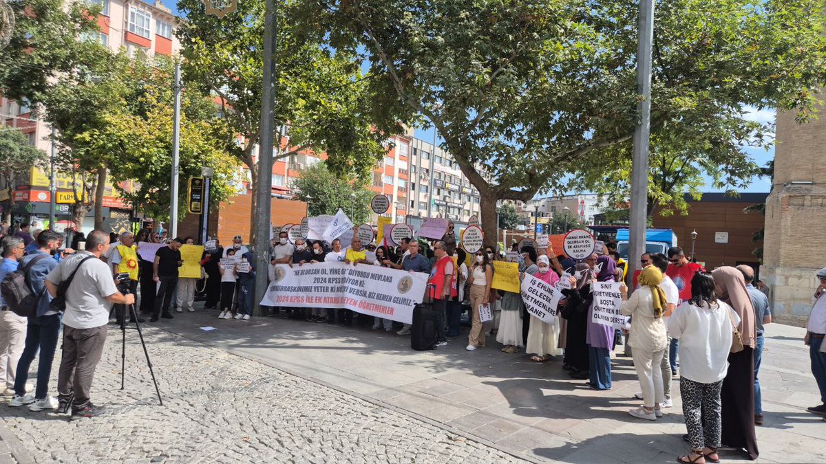 Okuma yazmayı bilen herkes “öğretmen” olamaz.
Tıpkı eline bisturi alan herkesin “doktor” olamayacağı gibi.
Çocuklarımızın hayatı deneme-yanılmaya bırakılmamalı. #ÜcretliyeHayır ek atama şarttır #KonyadaEkAtama2024