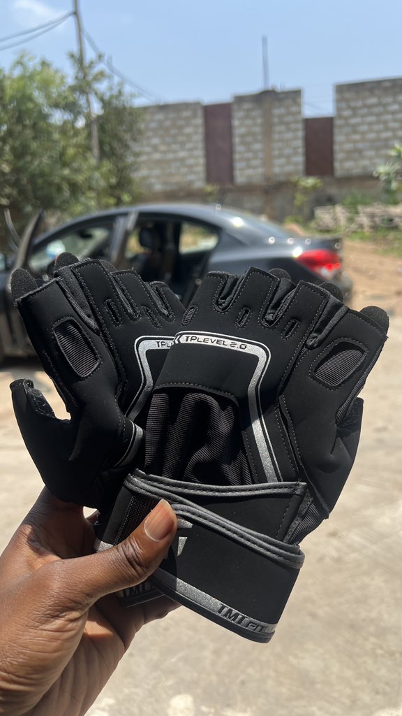 Donsarkcess's tweet photo. I went live for my getto gym session without gloves and @benmintahx decided to send me a pair plus some skipping rope from his fitness shop 🔥 

Visit “Biomaintenance” at Atomic hills for all your gym equipments. https://t.co/TLv4YXwsH7