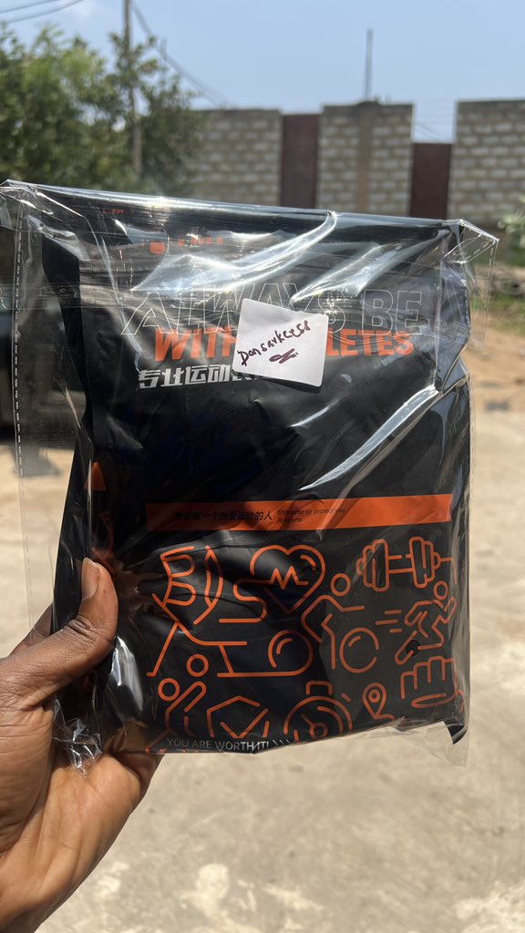 Donsarkcess's tweet photo. I went live for my getto gym session without gloves and @benmintahx decided to send me a pair plus some skipping rope from his fitness shop 🔥 

Visit “Biomaintenance” at Atomic hills for all your gym equipments. https://t.co/TLv4YXwsH7