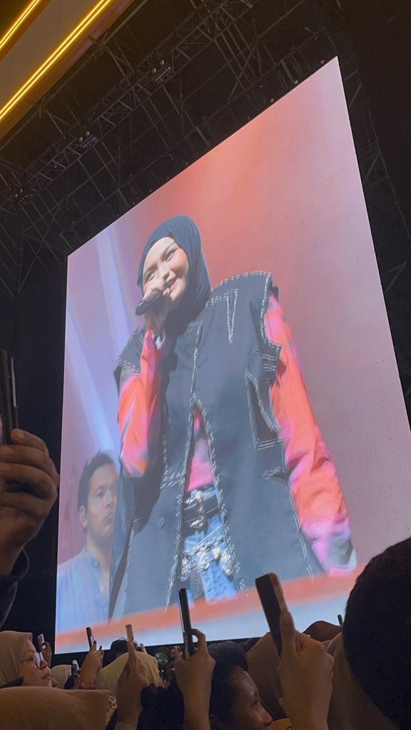 ternyata gengsiku.. kalah sm rasa kangen...

I'N CRYING...🥹😭