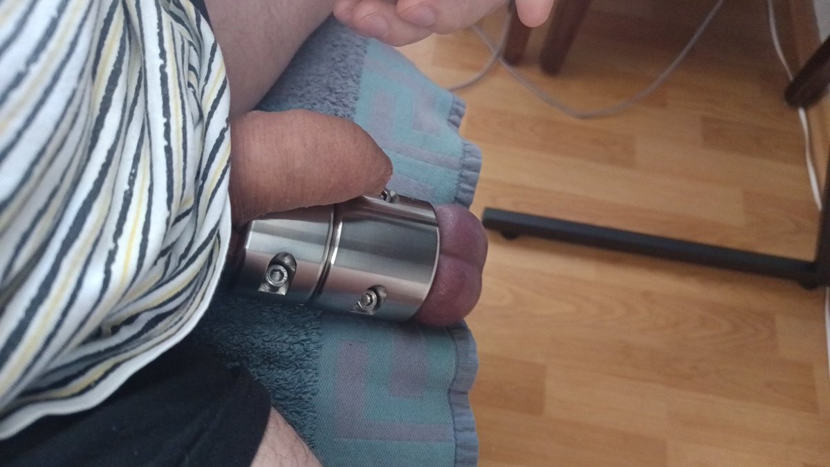 sklavensaunico1's tweet photo. Heute den Tag schön gestreckt genießen hoffe euch gefallen meine Eier dort sind 1,5kg dran aktuell https://t.co/aLh9cNLK11