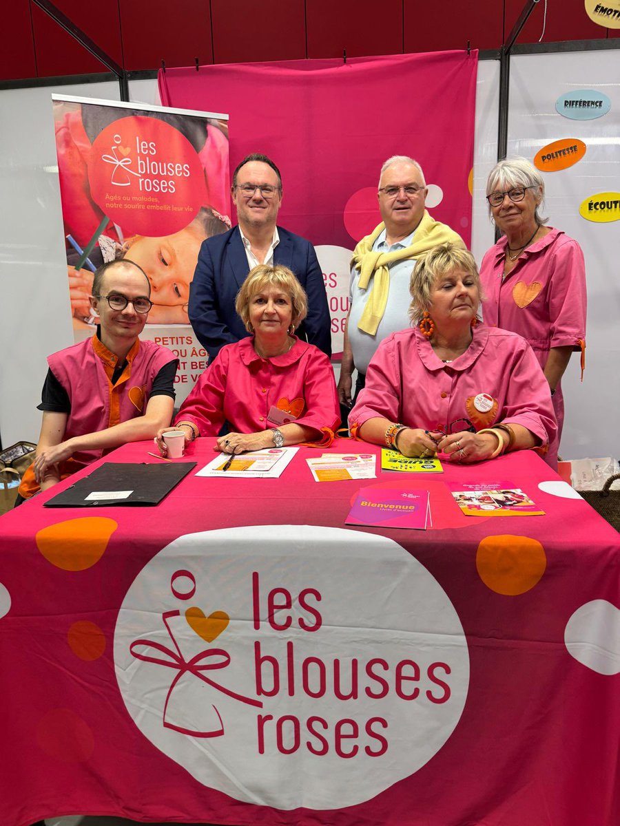 damienabad's tweet photo. Un immense MERCI à tous les bénévoles qui font vivre nos associations au quotidien !
Auj, lors de la journée des forums des associations, j’étais à Oyonnax pour les soutenir. 
Qu’elles soient sportives, culturelles ou solidaires, elles sont le ciment du vivre-ensemble. https://t.co/NvjHUl8wLf