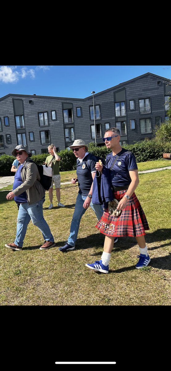 Lokalopgør i 3. division i Valby mellem Frem og Brønshøj. 
Masser af skotske fodboldfans er på plads.
