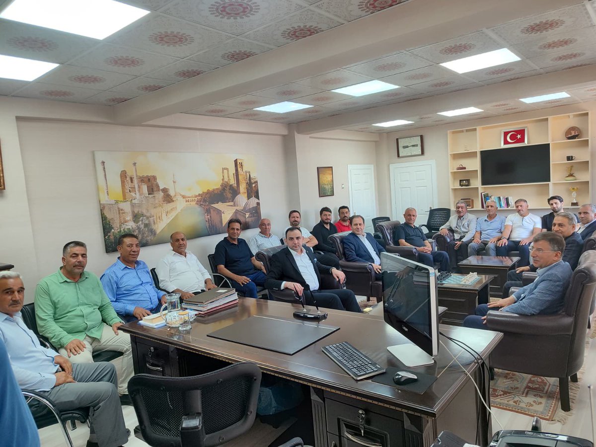 AK Parti Hilvan İlçe Başkanımız Selahaddin Eyyüp Toprak, Gençlik Kolları Başkanımız Mehmet Süzen ve İl Yönetim Kurulu Üyemiz Abdülkadir Şıtıl ile birlikte Hilvan Kaymakamımız Orhan Gazi Karakaş’ı ziyaret ettik.

Kaymakamımızla birlikte ilçemizde yürütülen kamu hizmetlerini,