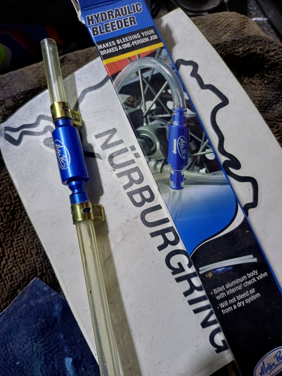 motoheromission's tweet image. It was tricky getting good pressure after cleaning out the calipers and putting it together. For the front I used a trick that I found online, which is putting a zip tie on the lever and leaving the reservior open overnight. For the rear I had to use a #motionpro one-way bleeder.