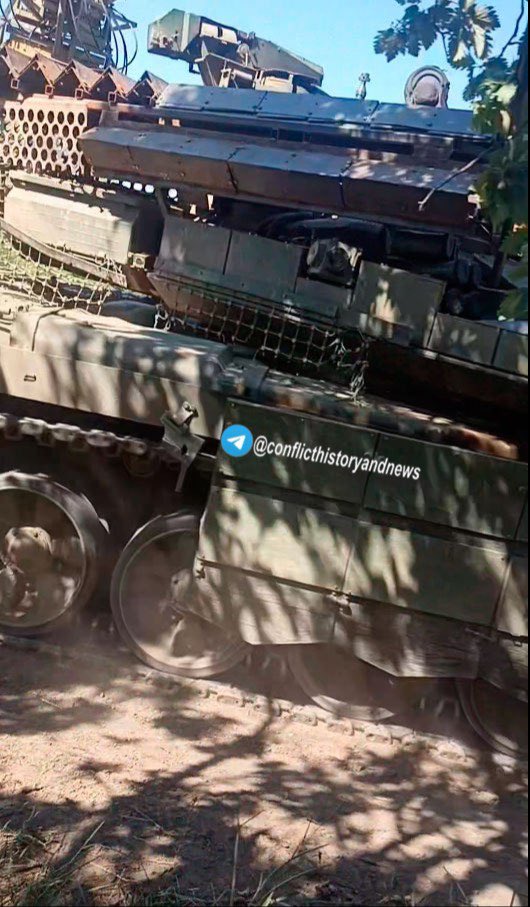 KettenAusStahl's tweet photo. Russia🇷🇺: Upgraded T-90M spotted
🛡️ Field-modified T-90M: Kontakt-1 ERA over Relikt, low-profile visor, angled armor on turret sides/top, extra ERA above ammo box, perforated rear turret plates. Crews are improvising extra protection.
#Russia #T90M #TankUpgrade #Russia https://t.co/9QwOOZ7egw