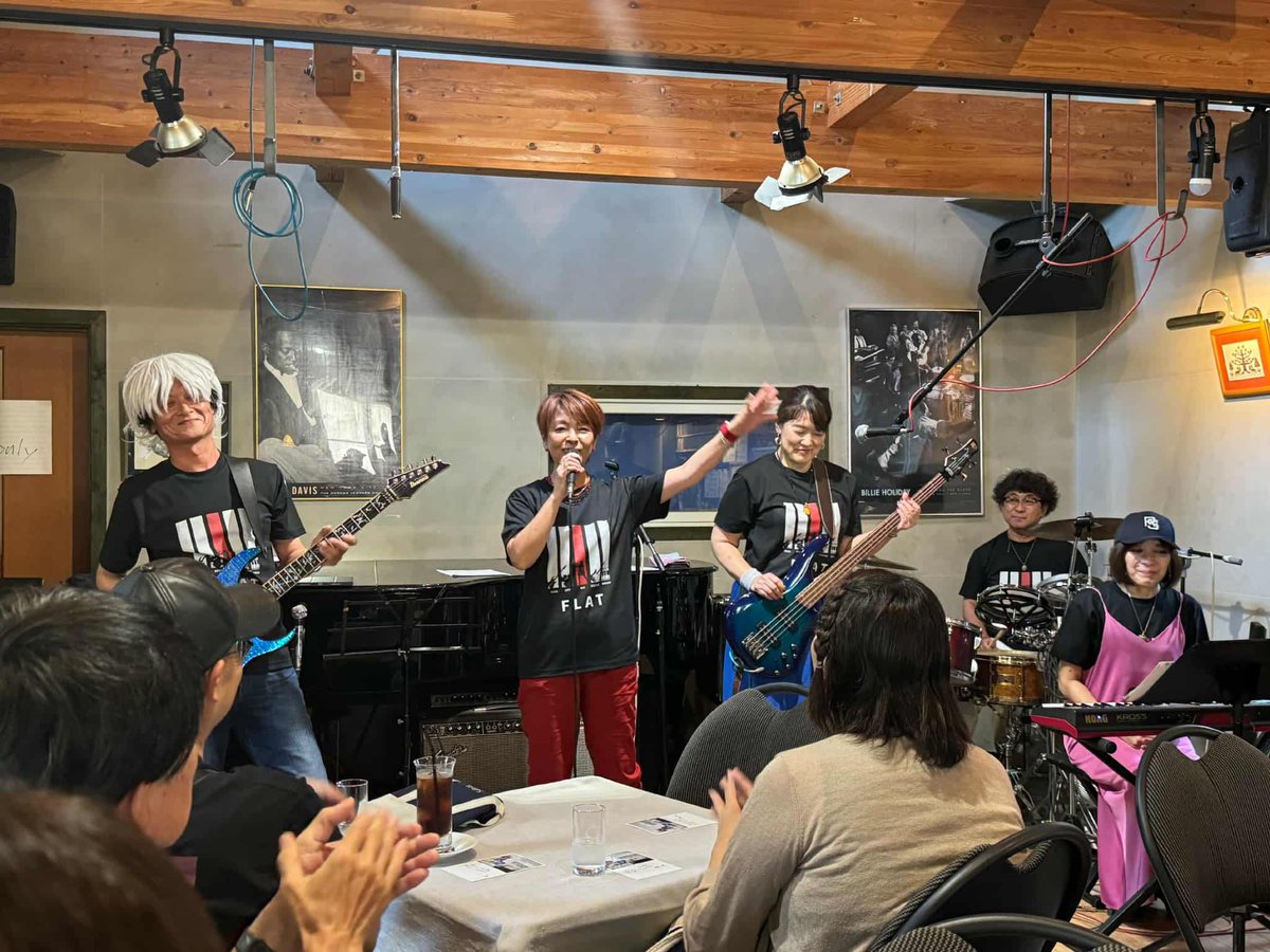 GX83SR88's tweet photo. 8月30日赤城山麓にあるes cafeさんで開催された『late summer afternoon live vol.2』にFLATで参加しました♪
#赤城山麓の小さなカフェ
#jfact
#thebirds
#flatcoverband https://t.co/5iS6piRIh1
