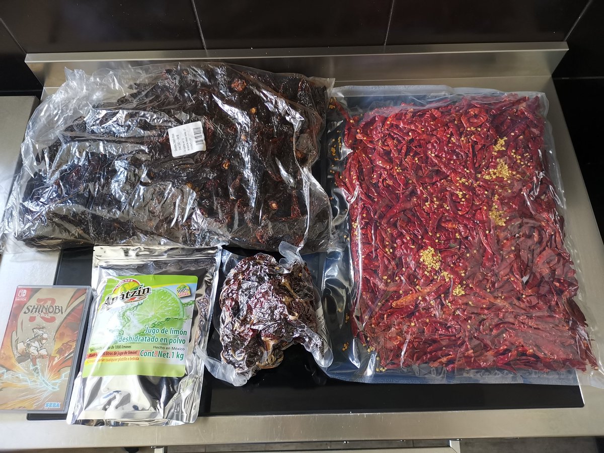 Okay, das sollte an Chili und Limetten Pulver erstmal reichen.  Die Chipotle riechen auch schön rauchig. Das Shinobi (ja, ist die Version mit Modul) dient nur als Größenvergleich. 😅