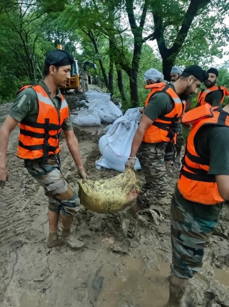 DefenceNewsOfIN's tweet photo. 2/2

From saving a snake-bite victim in #Amritsar to containing a breach on the #Satluj in #Roopnagar, troops are working round the clock to protect lives. 
#PunjabFloods #monsoon #rainfall #floods #ServiceBeforeSelf https://t.co/oKdRtYgxMq