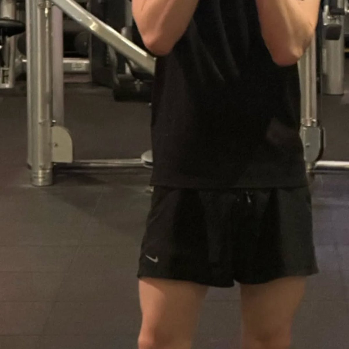 今天晚上練上半身和早上練下半身的ootd
下半身好難練😗