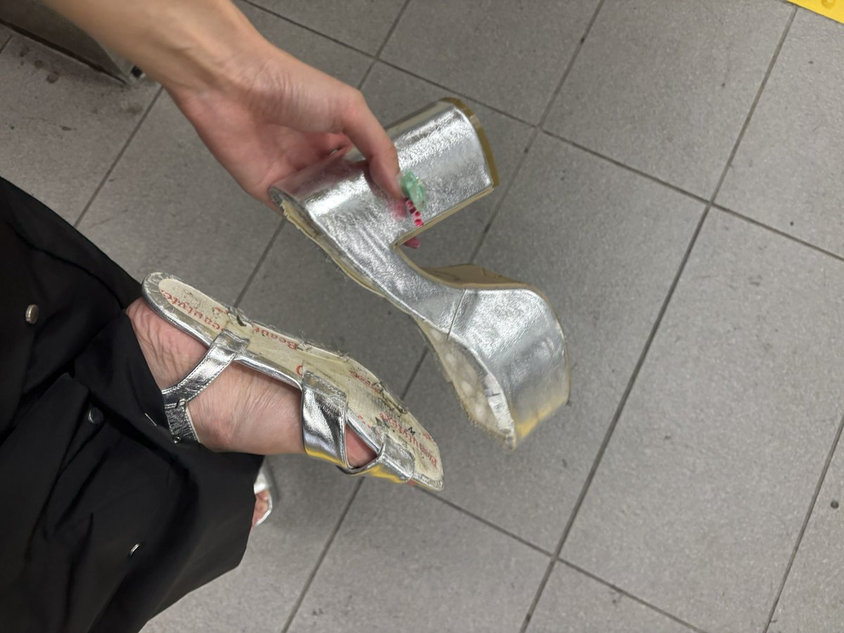 aachu216's tweet image. ギャルみたいなサンダルの壊れ方した