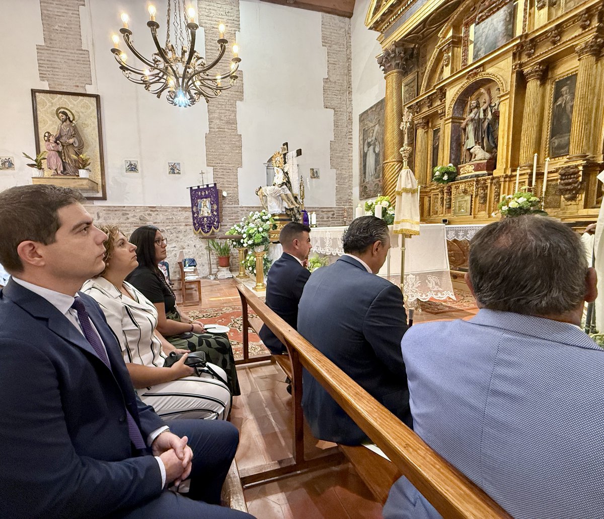 VOX_Guadalajara's tweet photo. ✝️ En Valdeaveruelo hemos acompañado a los vecinos en la misa en honor a la Virgen de las Angustias, junto a  la edil local, Sandra del Saz han estado Belén Manzano, alcaldesa de Torrejón y José Luis Arcángel, diputado provincial.

💚 Fe y tradición, vivas en nuestros pueblos 🇪🇸 https://t.co/uUmR2Lz38k