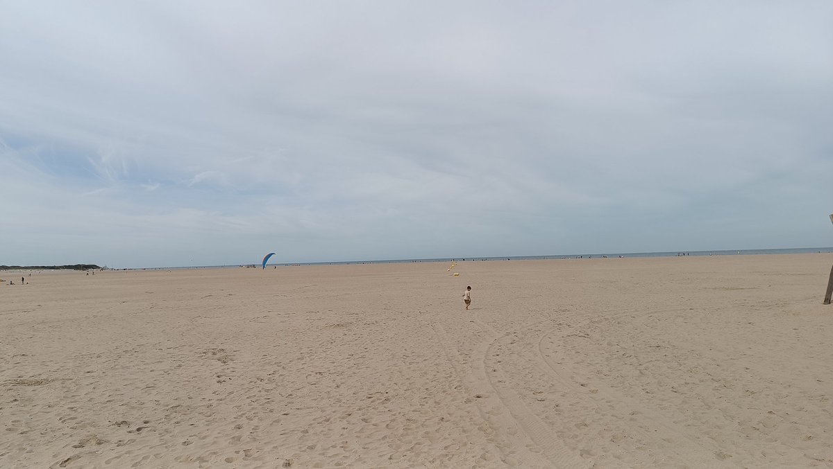 De stranden in Zeeland zijn super breed. Een paar honderd meter lopen en je komt pas bij de zee⛱️☀️🌊