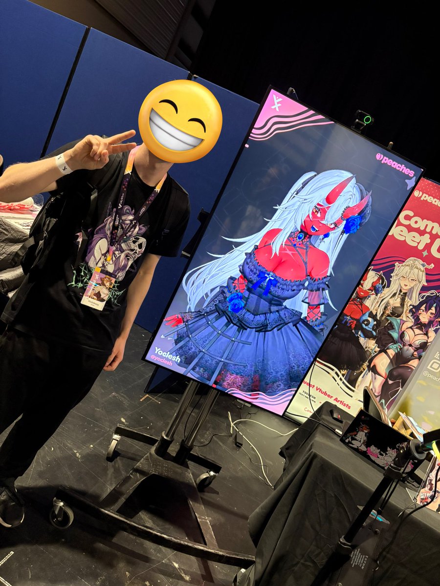 Got to meet <a href="/yoclesh/">yocci よち👹</a> I love her art, she was so nice! 
#VeXpo2025