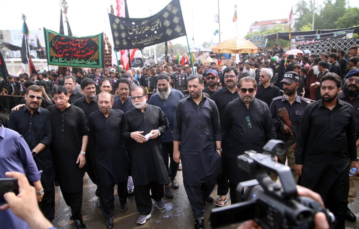 RehansHere's tweet photo. 12 ربیع الاول کا جلوس نکالنے والے10 محرم کے جلوس کو ناجائز کہتے، اور 12 ربیع الاول کے جلوس کو ناجائز کہنے والے خود یوم عمر اور یوم صدیق اکبر پر جلوس نکال رہے ہوتے۔ بات سادہ سی ہے یا تو سارے جلوس ناجائز ہیں یا پھر سارے جائز، مسئلہ اک دوسرے سے ہے جلوس سے نہیں۔
#خاتم_النبیین_محمدصلى https://t.co/sns3LlAo1O