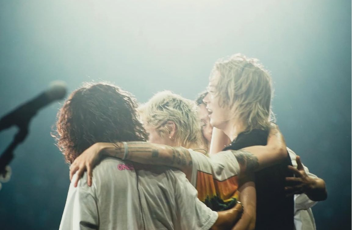 ONE OK ROCK DETOX札幌公演 レポ

・Takaギプス,杖状態でもほぼ座らず歌う
・セトリ大分Ver。本編1曲削除, アンコール1曲追加
・Awich応援で急遽出演
・竹中雄大空港でバッタリ会い急遽出演
・Taka16曲目で涙を流しながら歌う

・Taka「辛い時はここに来い、お前らのためなら骨の1本や2本折ってやる」
