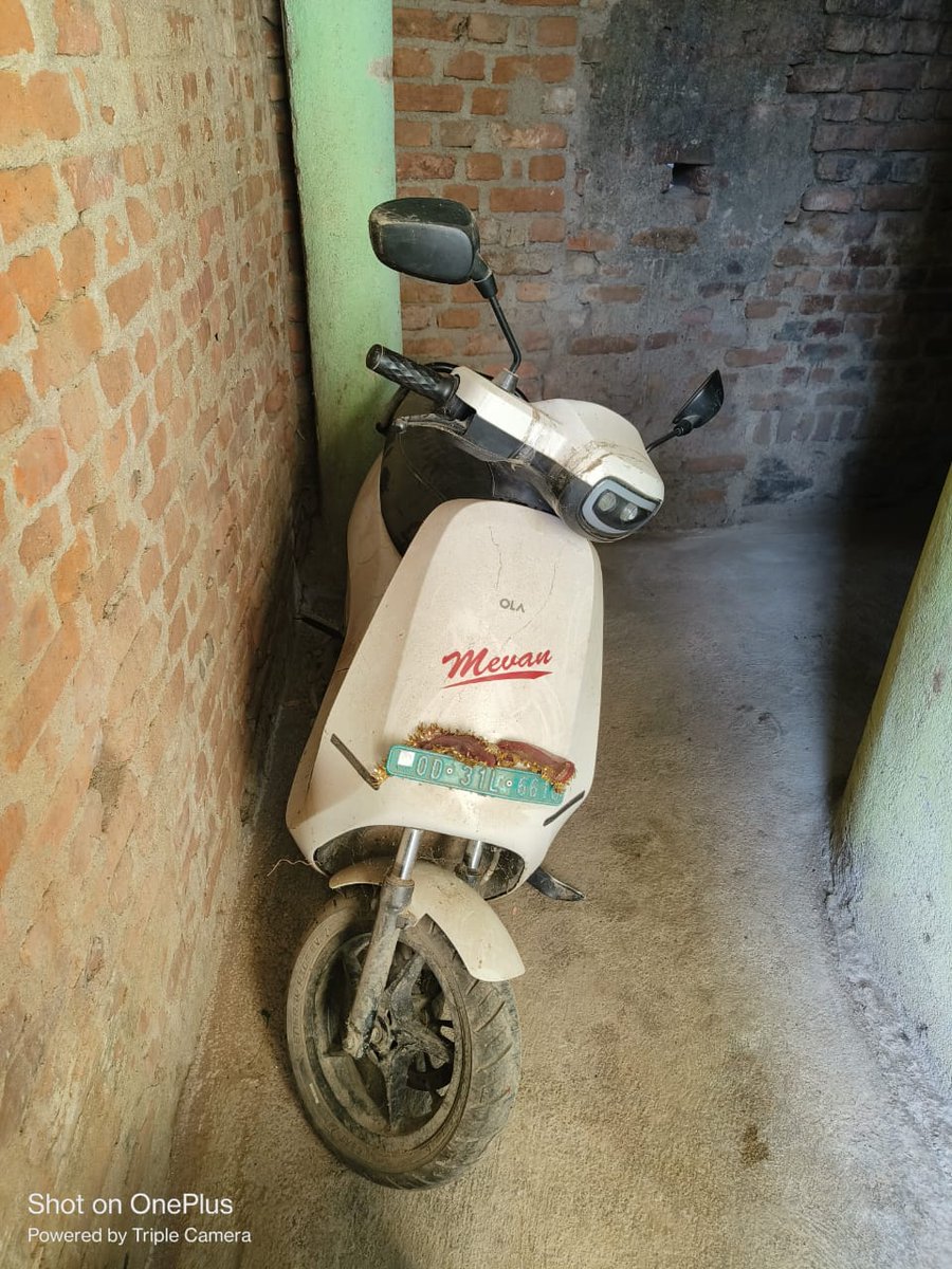 ChandanSahu96's tweet image. My Ola scooter has been lying at the Sambalpur service center for almost a year. There has been no progress till date, is this why I bought an Ola scooter? Please resolve this quickly or I will be forced to file a consumer case. @ola_supports @bhash @OlaElectric @Olacabs