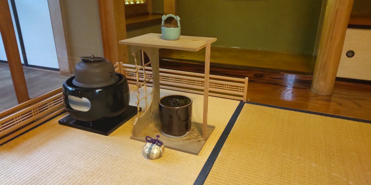 昨日、久方ぶりのまとまった雨は、我が家の雨量計、蹲居が満タン😆
庭の草木が息を吹き返したように思えました。
さて、今日の茶道教室では、青磁の手桶薄器の扱いに、苦闘するも、段々慣れてスムーズに😊
洗い茶巾と掛け合わせ、ハイレベルな薄茶点前となりました。
#茶道　#茶道教室　#裏千家