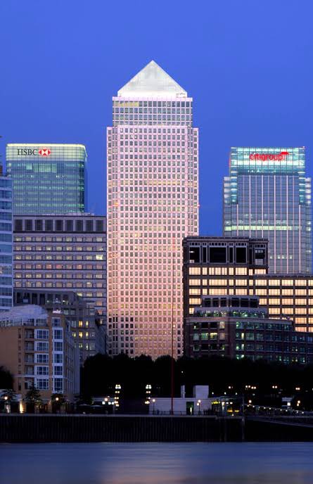 วิวที่บิวกิ้นถ่ายจบปโท คือวิวจาก UCL School of Management ตั้งอยู่ One Canada Square ตึกสูงอันดับ 3 ของอังกฤษ ย่าน Canary Wharf ใจกลางด้านการเงินและธุรกิจของลอนดอน วิวแม่น้ำ thames สำนักงาน J.P.Morgan Citigroup HSBC Reuters รายล้อมอยู่ตรงนั้น สมตำแหน่ง world class business school