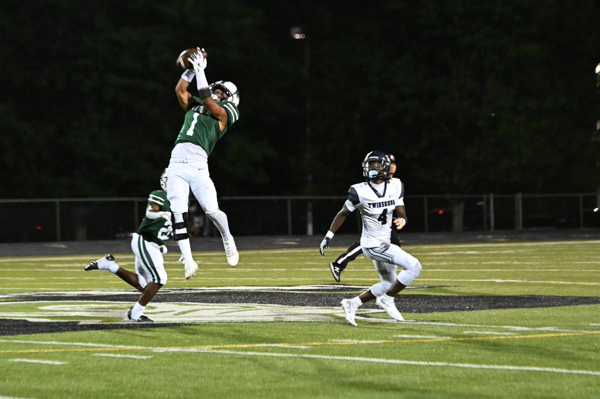 BrianSiebenthal's tweet image. OT game pics from last night against Twinsburg.
@GreenmenFB @ACSD_MH @DrPMilcetich @GreenmenNation @Greenmensteward @AuroraGambit @aurorayearbook @auroraathletics @ahsallsports @AuroraGridiron