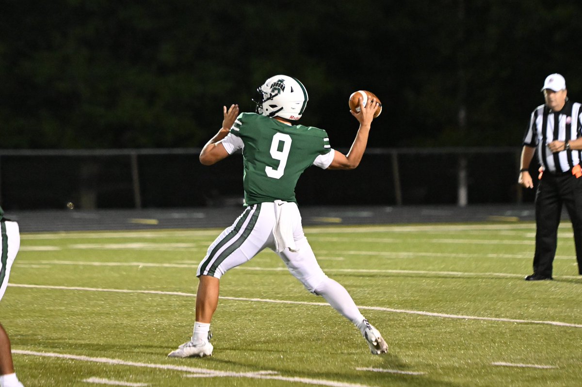BrianSiebenthal's tweet image. OT game pics from last night against Twinsburg.
@GreenmenFB @ACSD_MH @DrPMilcetich @GreenmenNation @Greenmensteward @AuroraGambit @aurorayearbook @auroraathletics @ahsallsports @AuroraGridiron