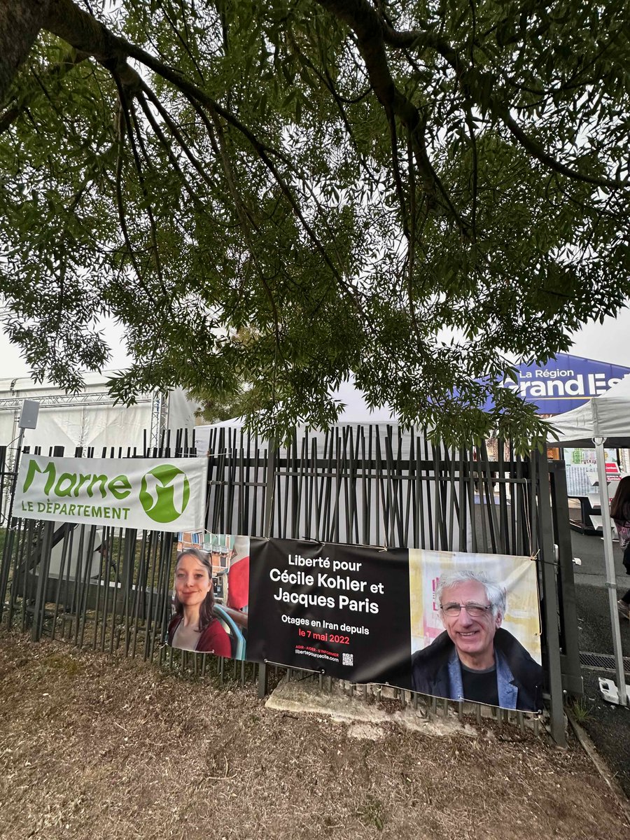 #FreeCecileKohler #FreeJacquesParis #Iran ▶️  la banderole avec les visages de Cécile &amp; Jacques est affichée à l’entrée principale de la <a href="/foiredechalons/">Foire de Châlons</a> #NelesOublionsPas