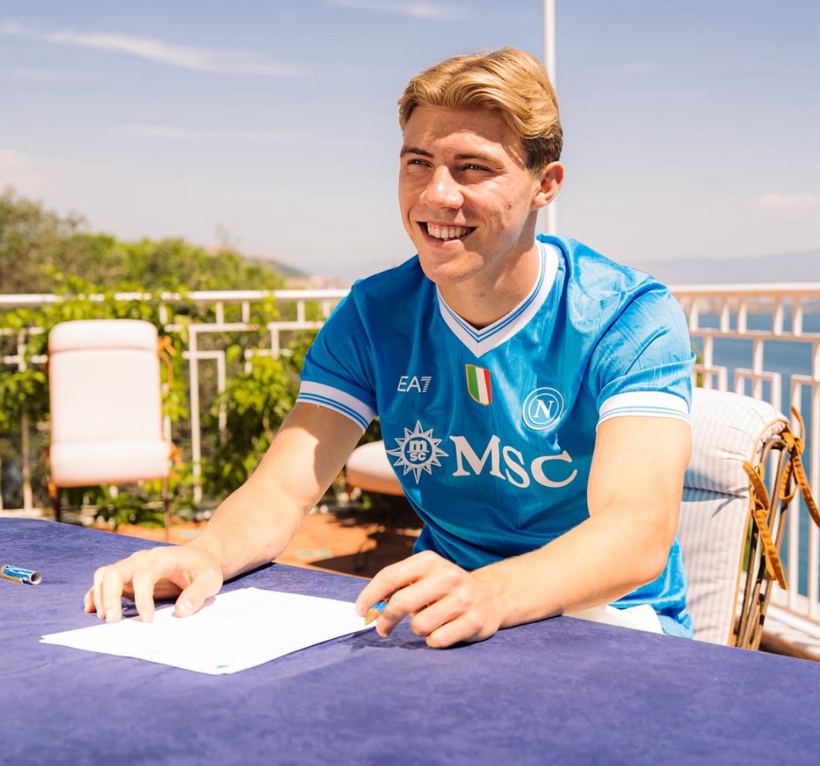 FabrizioRomano's tweet image. 🚨🇩🇰 The release clause into Rasmus Højlund’s contract at Napoli is worth €85m and only valid from summer 2027.

Understand it’s gonna be split in three years in terms of payment schedule.

🎥 More: youtu.be/FRU8FsvIOSg