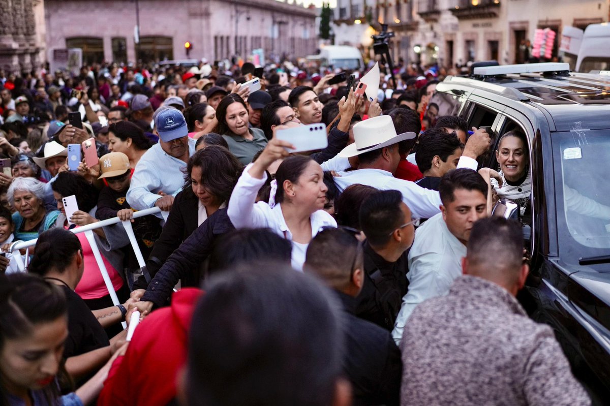 Jorge Gómez Naredo (@jgnaredo) on Twitter photo La mayoría de los presidentes, a un año de gestión, tienen el “desgaste del gobierno”. Sus aprobaciones bajaba y la gente ya no los apoya.
Esto no está sucediendo con <a href="/Claudiashein/">Claudia Sheinbaum Pardo</a>.
La presidenta, en lugar de desgastarse, se fortalecen. La gente la quiere y admira. Y se nota. La mayoría de los presidentes, a un año de gestión, tienen el “desgaste del gobierno”. Sus aprobaciones bajaba y la gente ya no los apoya.
Esto no está sucediendo con <a href="/Claudiashein/">Claudia Sheinbaum Pardo</a>.
La presidenta, en lugar de desgastarse, se fortalecen. La gente la quiere y admira. Y se nota.