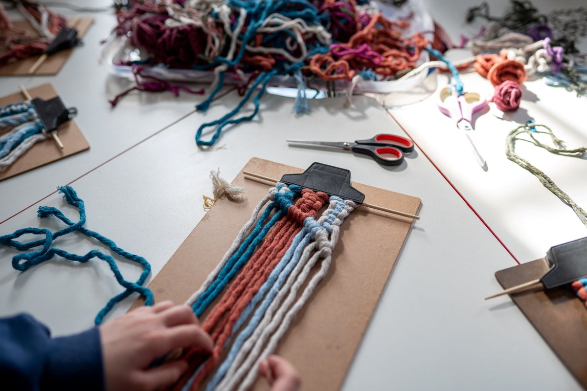 paranashop's tweet image. Participe das oficinas gratuitas de macramê em Curitiba do projeto “Arte em nós”! Uma chance imperdível de expressar-se artisticamente e fazer parte da comunidade. Mais informações em wix.to/IvdBxXj #arte #curitiba #macrame