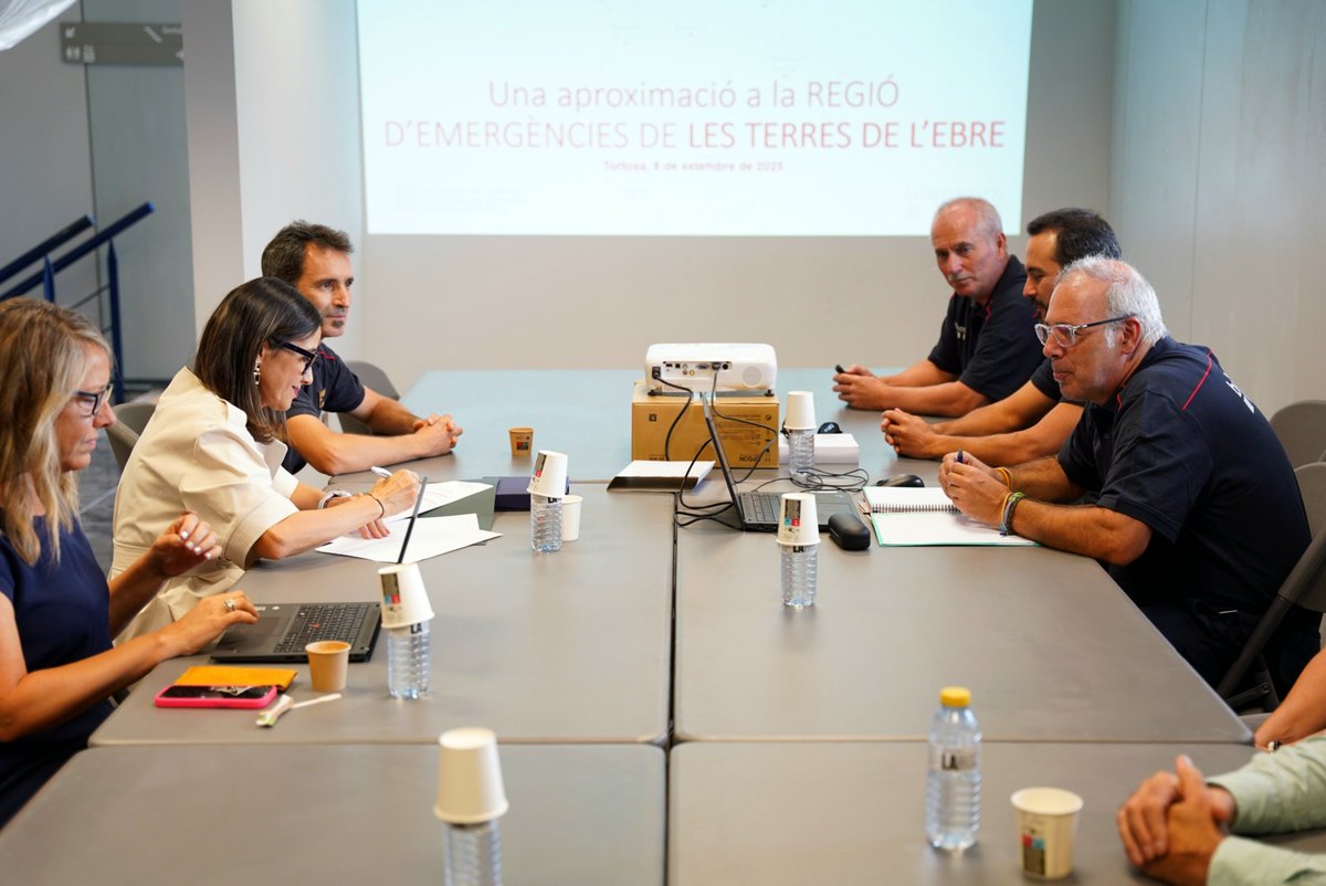 La consellera <a href="/nuriaparlon/">Parlon #apeudecarrer #interioriseguretatpública</a> visita les instal·lacions de la Regió d’Emergències de Terres de l’Ebre i manté una reunió de treball amb els seus comandaments del cos de <a href="/bomberscat/">Bombers</a>