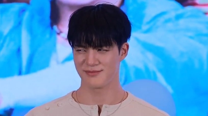 jungshasa's tweet image. JENO AND HIS TENGIL SIDE 😭