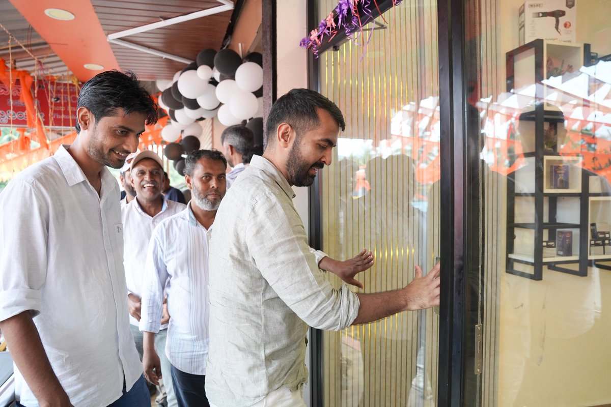 GowdaMantar's tweet image. ಕುಶಾಲನಗರ ತಾಲ್ಲೂಕಿನ ಕೂಡಿಗೆಯಲ್ಲಿ ನೂತನವಾಗಿ ಶುಭಾರಂಭಗೊಂಡ "ಹೇರ್ ಡ್ರಾಪ್ HAIR DROP" ಸಲೂನ್ ಉದ್ಘಾಟನಾ ಸಮಾರಂಭದಲ್ಲಿ ಭಾಗವಹಿಸಿ ಶುಭ ಹಾರೈಸಿದ ಕ್ಷಣಗಳು.

#kushalnagar #madikeri #kodagu #coorg