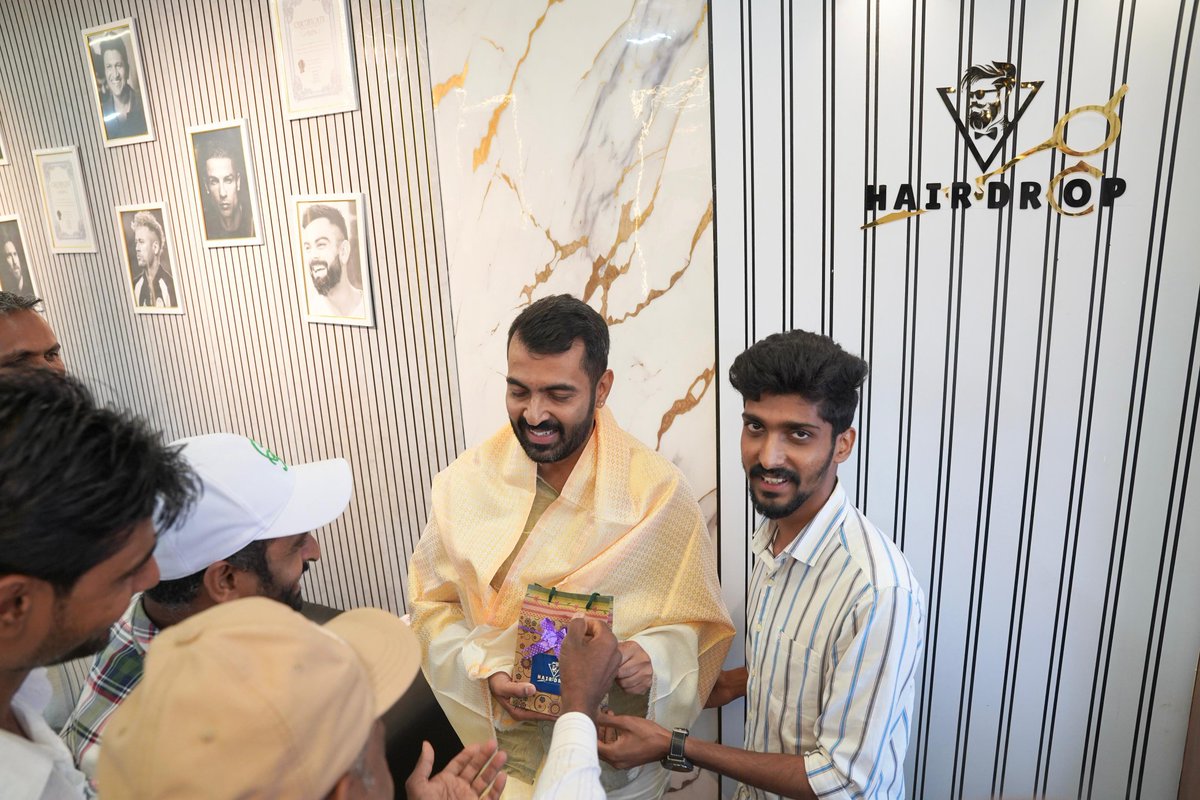 GowdaMantar's tweet image. ಕುಶಾಲನಗರ ತಾಲ್ಲೂಕಿನ ಕೂಡಿಗೆಯಲ್ಲಿ ನೂತನವಾಗಿ ಶುಭಾರಂಭಗೊಂಡ "ಹೇರ್ ಡ್ರಾಪ್ HAIR DROP" ಸಲೂನ್ ಉದ್ಘಾಟನಾ ಸಮಾರಂಭದಲ್ಲಿ ಭಾಗವಹಿಸಿ ಶುಭ ಹಾರೈಸಿದ ಕ್ಷಣಗಳು.

#kushalnagar #madikeri #kodagu #coorg