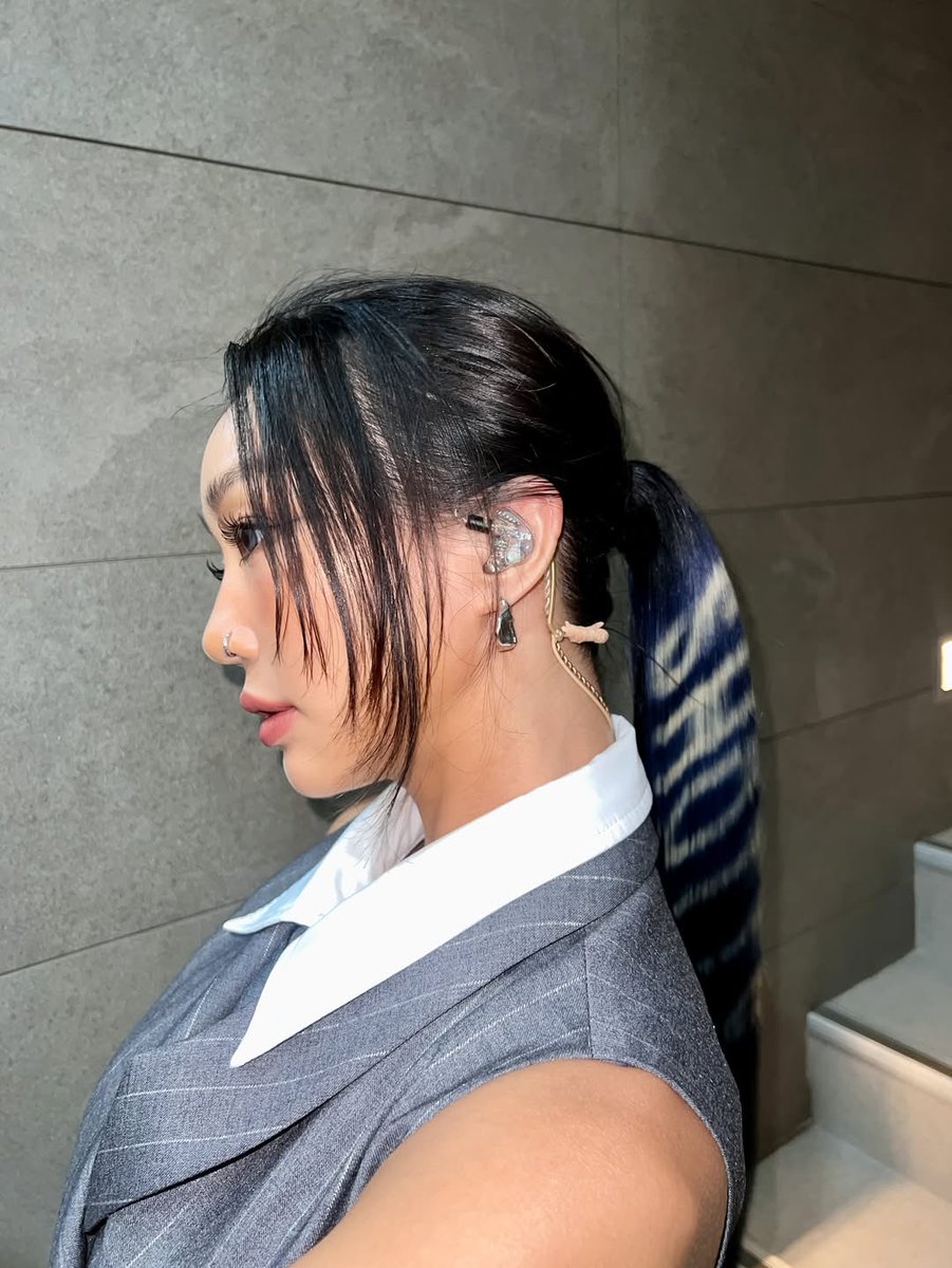 Jhyoniecorn's tweet image. [HYOSTAGRAM] 250906 #HYOLYN

xhyolynx: Because it's Saturday #SHOTTY 🤎