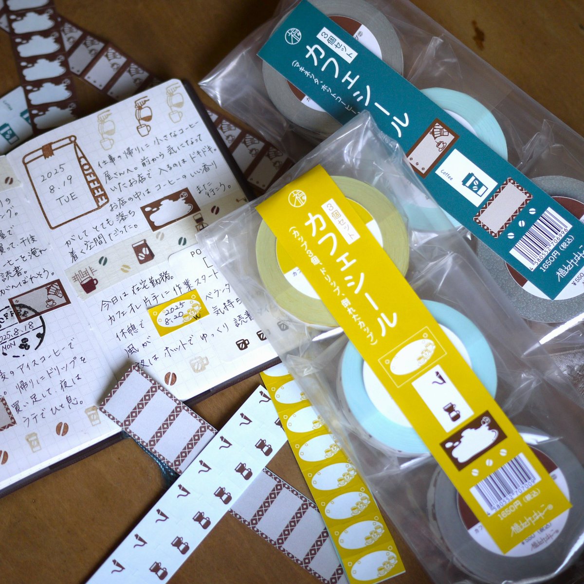 tadanoyamamoto's tweet image. ◆紙博 in 東京 vol.11

新作の
『カフェシール 3個セット』が
ついに完成しました🙌✨

1セットに3柄入り。
今回は【2種類】ご用意しています☕️

新柄は
・「マキネッタとカップ柄」
・「コーヒーカップ柄
（黄色／イベント限定色）」

お気に入りを
見つけてもらえたら嬉しいです😊

#福わけはんこ