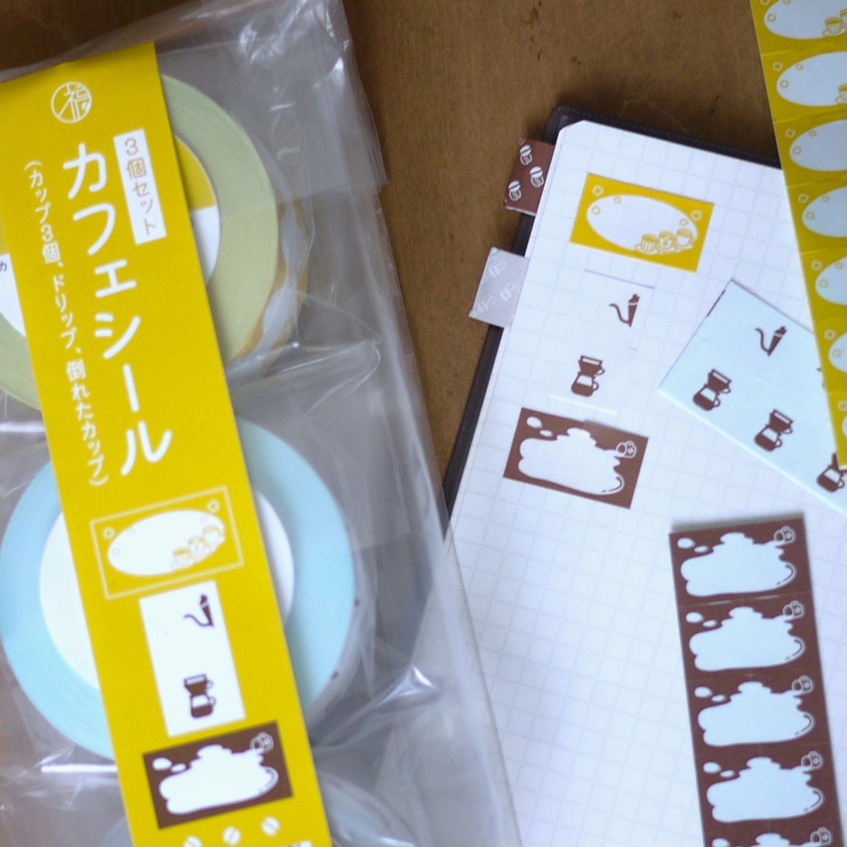 tadanoyamamoto's tweet image. ◆紙博 in 東京 vol.11

新作の
『カフェシール 3個セット』が
ついに完成しました🙌✨

1セットに3柄入り。
今回は【2種類】ご用意しています☕️

新柄は
・「マキネッタとカップ柄」
・「コーヒーカップ柄
（黄色／イベント限定色）」

お気に入りを
見つけてもらえたら嬉しいです😊

#福わけはんこ