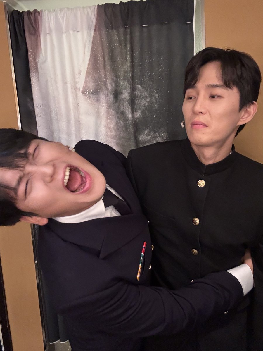 뮤지컬 [#민들레피리] 
✨️명동촌 작별 인사

❝ 다음 편지까지 아프지 마쇼. ❞

오늘은 #손유동 동주와 #임진섭 일주의 마지막 공연이었습니다.

그동안 유동동주와 진섭일주의 여름방학을 따스히 지켜봐주신 관객 여러분께 감사드립니다 !

-
2025.06.15 - 09.07
예스24스테이지 2관

-