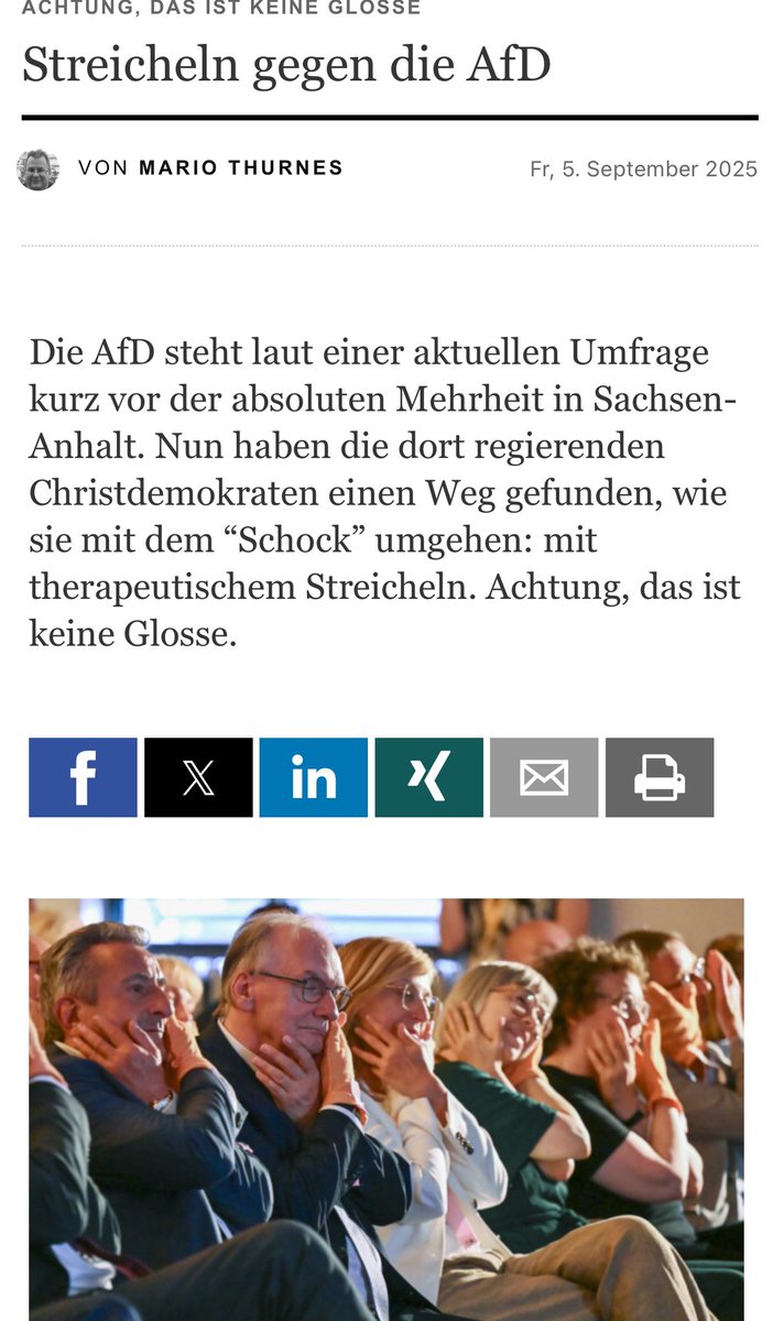 Der Ministerpräsident von Sachsen-Anhalt, Haseloff (CDU), streichelt sich bei einem Fest, gemeinsam mit anderen mit einem orangefarbenen Handschuh ins Gesicht – als symbolischem „Schutzraum“ gegen die Bedrohung durch die AfD.