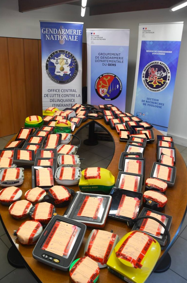 Gendarmerie's tweet photo. #CriminalitéOrganisée ❌ Démantèlement d'un trafic européen de GPS agricoles par les #gendarmes de la #BR d'Auch, de l'#OCLDI et de la #SR de Toulouse :
➡️ Près de 90 objets découverts dont 58 GPS 🚜
➡️ 3 individus interpellés ⚖️ https://t.co/z0AUXlVdtu
