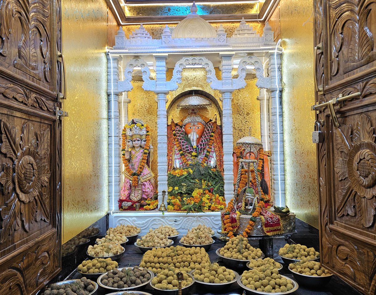 bhargav_gopal's tweet photo. आज अनंत चतुर्दशी एवं श्री गणेशोत्सव के अंतिम दिवस पर श्री सिद्धि विनायक एवं अष्टविनायक देवालय में चल रहे दस दिवसीय अनुष्ठान का विधिवत समापन विशेष हवन-पूजन एवं पूर्णाहुति के साथ सम्पन्न हुआ। इस पावन अवसर पर भगवान श्री गणेश जी की आराधना करते हुए सपरिवार उपस्थित होकर सभी जनों के जीवन में सुख, शांति और समृद्धि की कामना की।