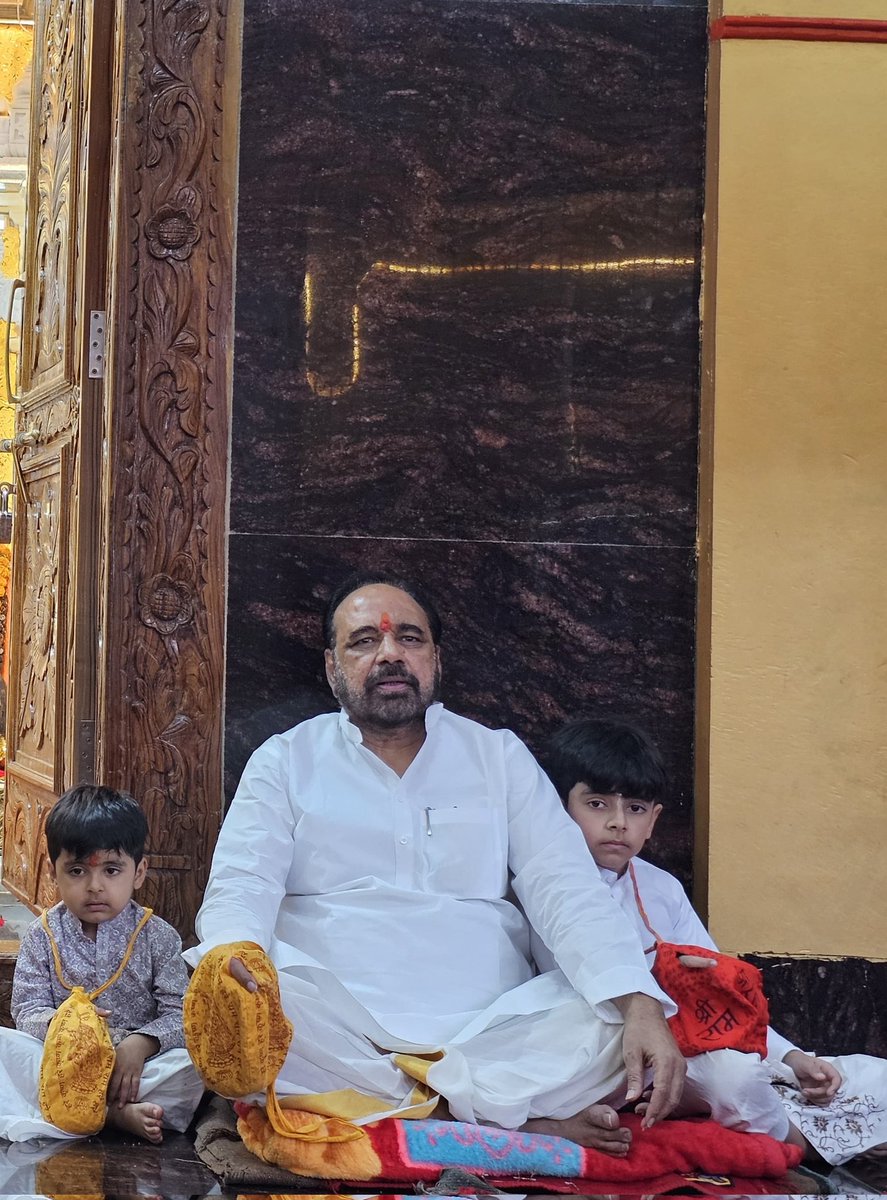 bhargav_gopal's tweet photo. आज अनंत चतुर्दशी एवं श्री गणेशोत्सव के अंतिम दिवस पर श्री सिद्धि विनायक एवं अष्टविनायक देवालय में चल रहे दस दिवसीय अनुष्ठान का विधिवत समापन विशेष हवन-पूजन एवं पूर्णाहुति के साथ सम्पन्न हुआ। इस पावन अवसर पर भगवान श्री गणेश जी की आराधना करते हुए सपरिवार उपस्थित होकर सभी जनों के जीवन में सुख, शांति और समृद्धि की कामना की।