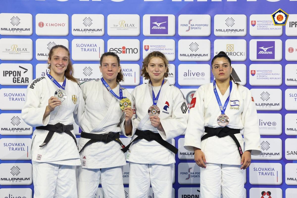 lequipe's tweet image. Après s&apos;être imposée face à l&apos;Israélienne Kerem Primo, en quarts de finale du Championnat d&apos;Europe Juniors, ce vendredi à Bratislava, la Française Doria Boursas a refusé de serrer la main de son adversaire
➡️ l.lequipe.fr/aqq